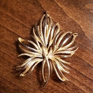 Vintage Gerrys Goldtone oversized leaf broach/pin